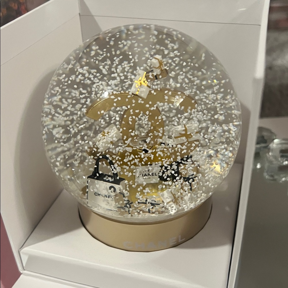 CHANEL Snow Globe with Gold and Black Details - Picture 2 of 5
